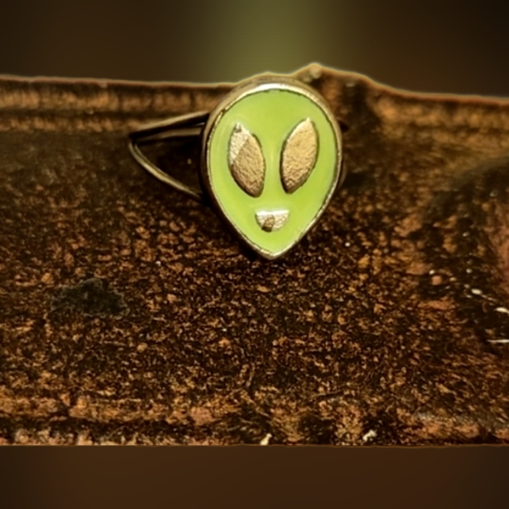 Vtg 90s Y2K creepy cool silver neon green enamel smiling alien head UFO ring 6